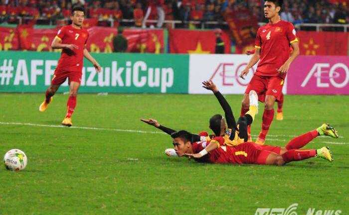 Hàng thủ tuyển Việt Nam mắc sai lầm liên tiếp