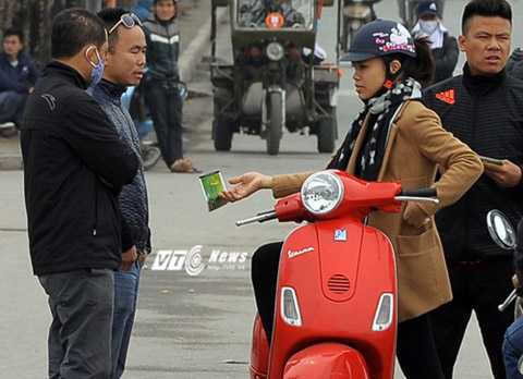 Vé Việt Nam vs Malaysia: 'Đồng nghiệp' bị bắt, phe vé cảnh giác cao độ