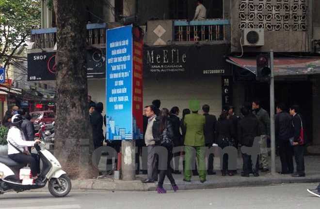 Bị cưỡng chế nhà, hai đối tượng ôm bom xăng 'cố thủ' ở phố Lò Sũ