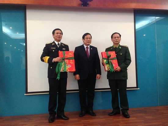 Bộ TT&TT tặng hơn 3.000 cuốn lịch cho chiến sĩ ở biên giới, hải đảo