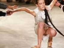 Những tai nạn hài 'khó đỡ' trên sàn catwalk