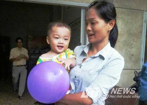 Bé 2 tuổi bị bỏ rơi trên taxi: Mẹ được ra trại cai nghiện nhận con