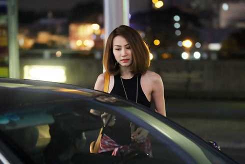 Ngân Khánh trẻ trung và gợi cảm ở sân bay