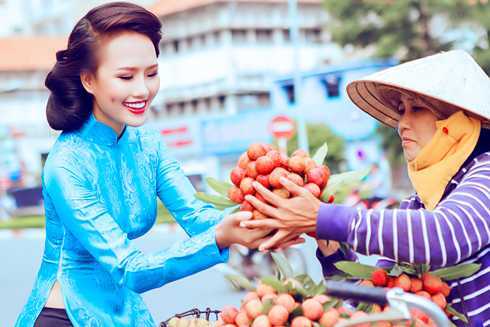 Siêu mẫu Lâm Thùy Anh hóa thiếu nữ Sài Gòn xưa