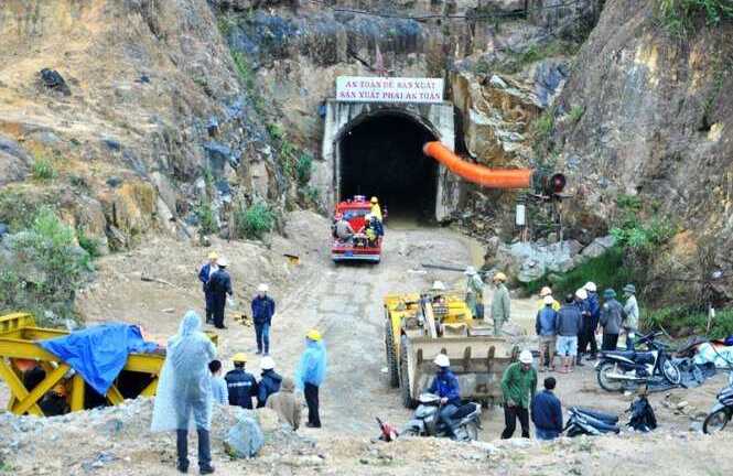 Sập hầm thủy điện, 11 người mắc kẹt