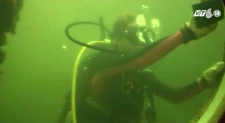 2 giáo sư phá kỷ lục, sống 73 ngày dưới nước