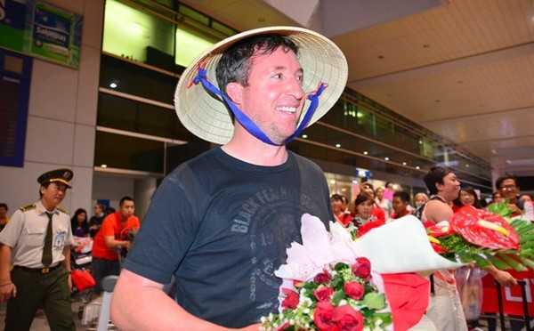 Robbie Fowler đội nón lá, ngỡ ngàng bởi fan Việt Nam
