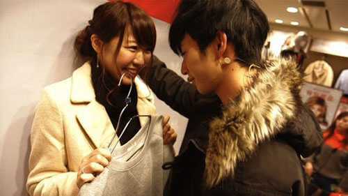 Nhật Bản rộ mốt... đẩy khách mua quần áo vào tường