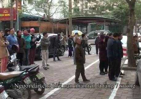 Clip: Một phụ nữ rơi từ tầng 7 tử vong ở Hà Nội