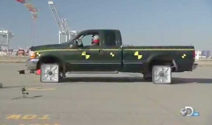 Xe bánh vuông gây sốt trên mạng