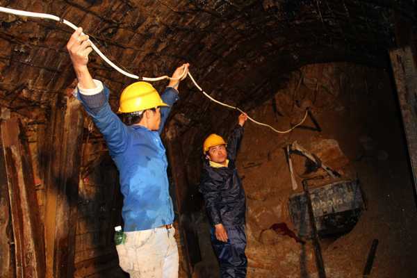 Video: Truyền sữa ứng cứu 12 người kẹt trong hầm thủy điện