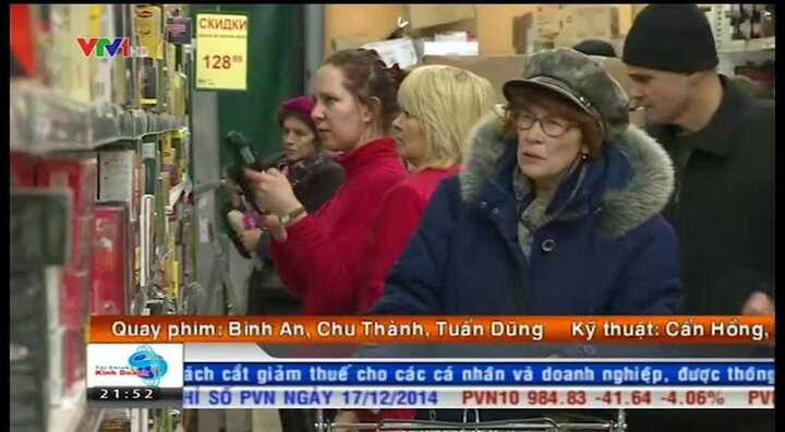 Sợ tiền 'bốc hơi', dân Nga đổ xô đi mua sắm