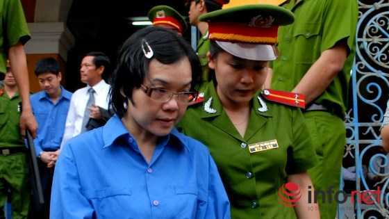 Chị gái Huyền Như khóc nức nở giữa phiên xử