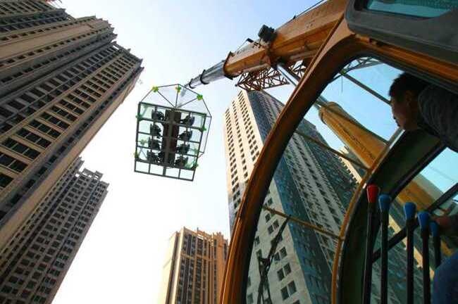 Hoảng hồn nhà hàng cách mặt đất 20m nứt kính sàn