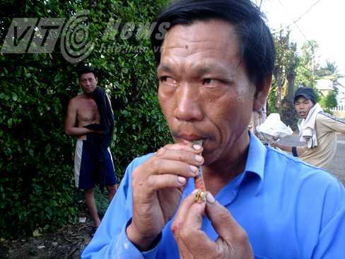 Video: ‘Dị nhân’ nhai sống rắn hổ mang