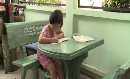 Bé gái 6 tuổi bị cha ruột dùng lửa đốt khắp người