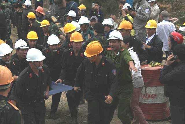 Cập nhật liên tục video giải cứu nạn nhân vụ sập hầm thủy điện