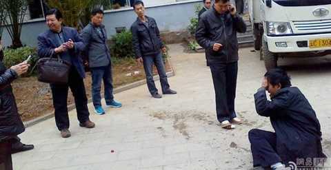 Trung Quốc: 'Quan huyện' cười khẩy nhìn dân uống thuốc sâu tự tử