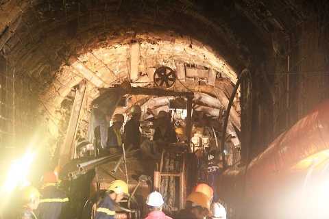 Sập hầm thủy điện Đạ Dâng: Mũi khoan sắp thông tới 12 công nhân