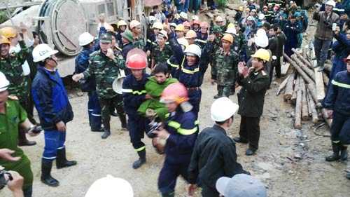 Video: 12 nạn nhân vụ sập hầm trong vòng tay các chiến sỹ cứu hộ