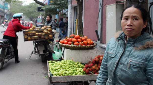 Hà Nội: Dừng xe mua hàng vỉa hè sẽ bị phạt