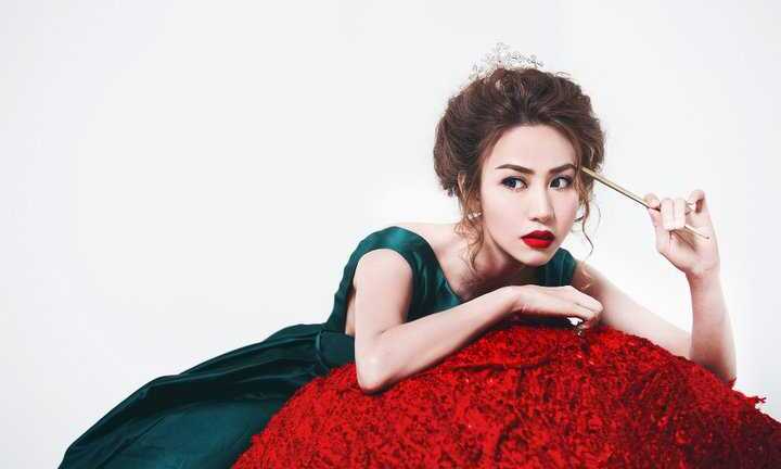 Ngân Khánh hoá cô tiên ma mị đón Noel