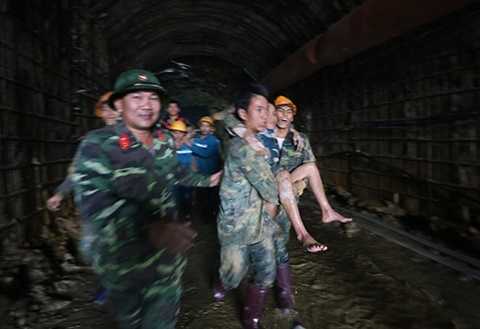 Video: Sập hầm thủy điện, phút hiểm nghèo của 12 công nhân
