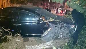 Hà Nội: Xế hộp mất lái đâm đổ cây, gãy trụ đèn