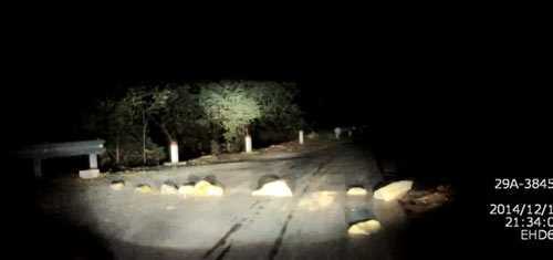 Xếp đá tảng chắn ngang đường quốc lộ 4D Lào Cai-Sapa