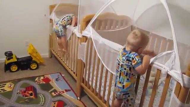2 bé sinh đôi tự trèo vào cũi đi ngủ vô cùng đáng yêu