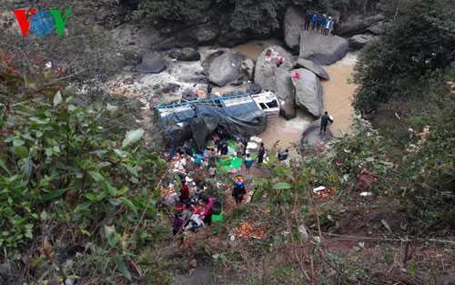 Sa Pa sương mù dày đặc, xe tải lao xuống vực sâu