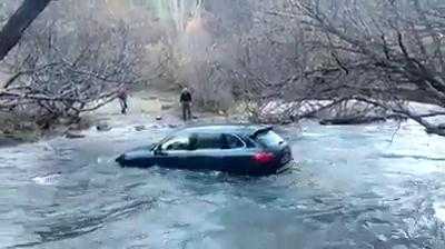 Lái Porsche liều lĩnh đi qua sông bị mắc kẹt