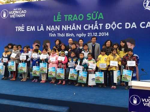 Quỹ sữa 'Vươn cao Việt Nam' chung tay xoa dịu nỗi đau da cam ở Thái Bình