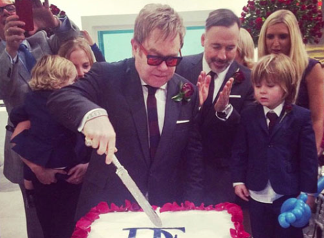 Elton John và bạn đời đồng giới chính thức kết hôn
