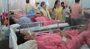 Lật xe phục vụ đám cưới, 4 người nguy kịch