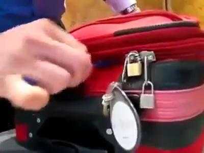 Lật tẩy chiêu mở trộm vali không để lại dấu vết