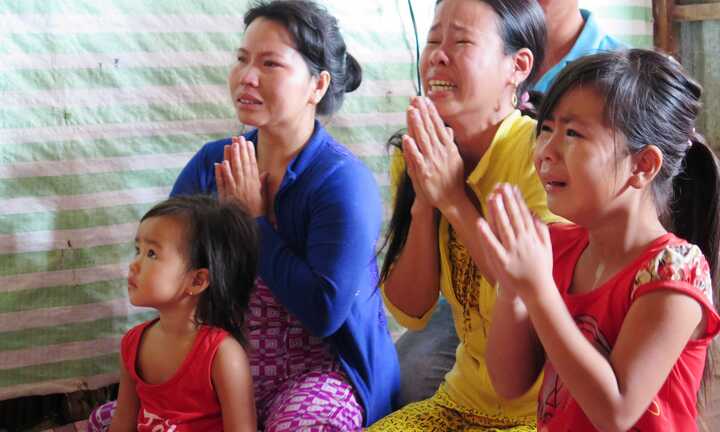 Vụ 10 ngư dân mất tích: Xóm Tình Thương chan đầy nước mắt