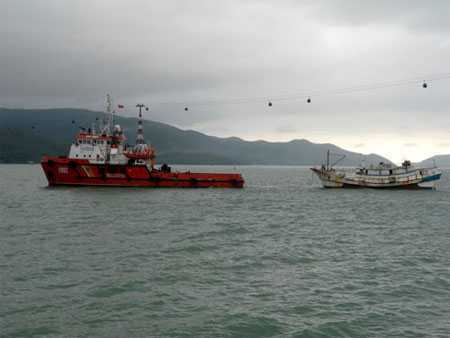 Cảnh sát biển Việt Nam cứu nạn thành công tàu cá Trung Quốc