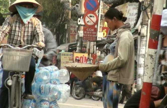 Clip: Ăn xin giả mang bầu lấy tiền chích ma túy