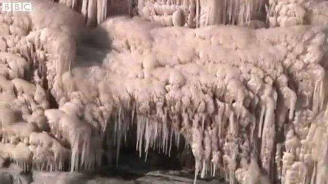 Kỳ vĩ cảnh thác nước đóng băng