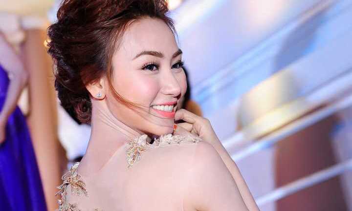 Ngân Khánh rạng rỡ khoe vẻ đẹp không tì vết