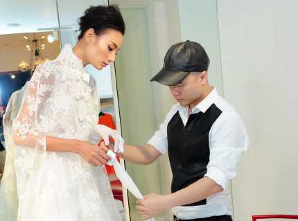 Đỗ Mạnh Cường chỉnh sửa váy cưới cho 'nàng thơ ' Lê Thúy