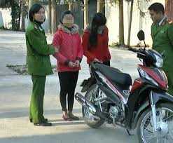 Đi bán sừng tê giác, mang theo súng nhựa để dọa khách