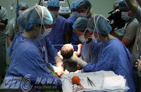 Đà Nẵng: Em bé đầu tiên chào đời bằng thụ tinh trong ống nghiệm