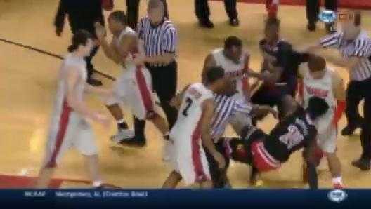 Sao bóng rổ đấm mặt đối thủ và trọng tài