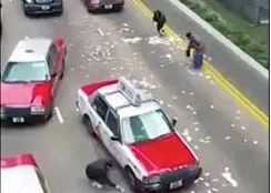 Clip: Đổ xe chở tiền, dân đổ xô 'hôi của'