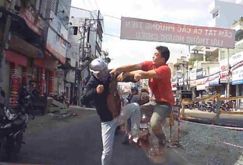 Clip: Va chạm xe, đánh nhau như phim chưởng giữa đường