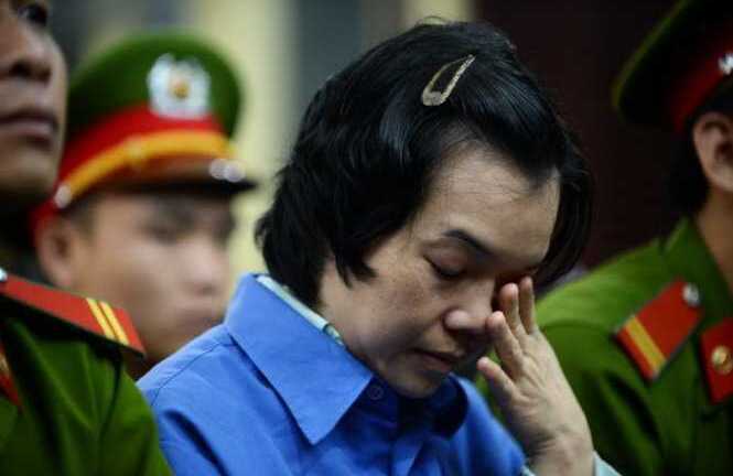 Huyền Như lấy tiền của ai và bằng cách nào?