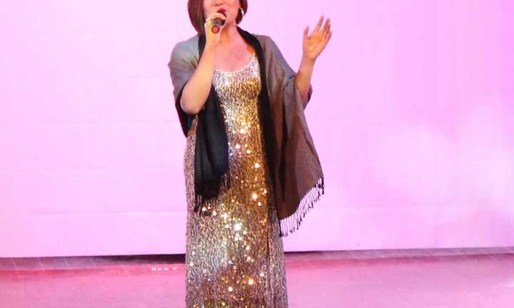 Minh Ngọc mang mùa đông ấm áp đến với trẻ em vùng cao