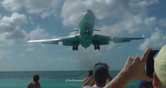 Video: Hãi hùng cảnh máy bay lượn ngang qua đầu